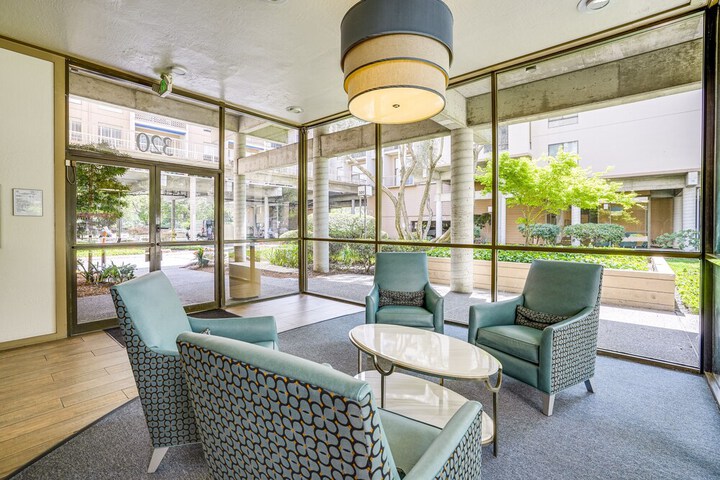 Tranquil Walnut Creek Condo w / Community Amenities
