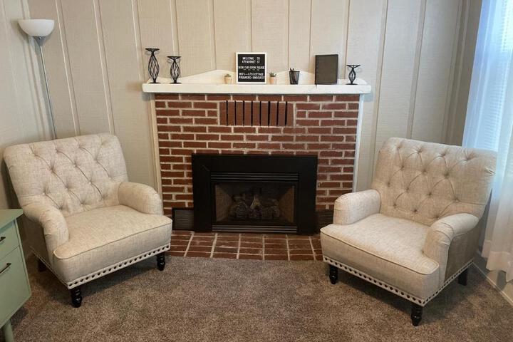 Downtown 2 Bedroom Cottage Sleeps 6, Walking Distance to Honeywell, Downtown Restaurants, Shopping