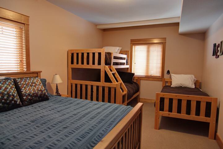 Room 9 of 16