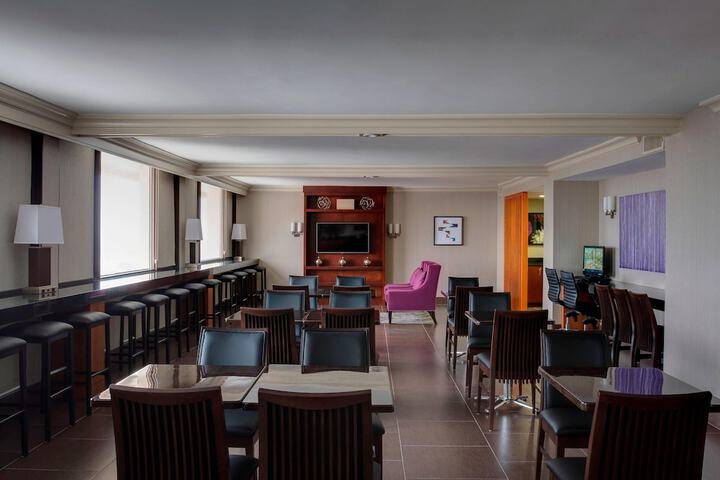 Lounge 67 of 73