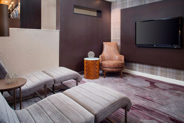 Lounge 26 of 27