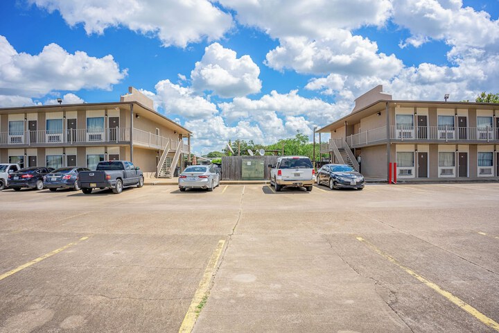 Regency Inn & Suites by OYO Bay City TX