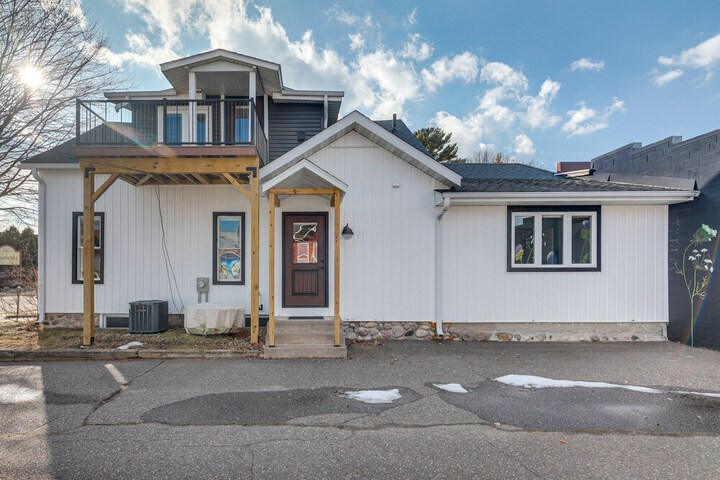 Pet-friendly Minocqua Home: Walk to Lake & Dining!