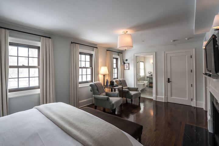 Room 33 of 42