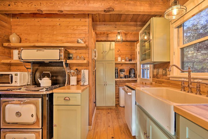 Luxe Dog-friendly Cabin w / Hot Tub & Game Room