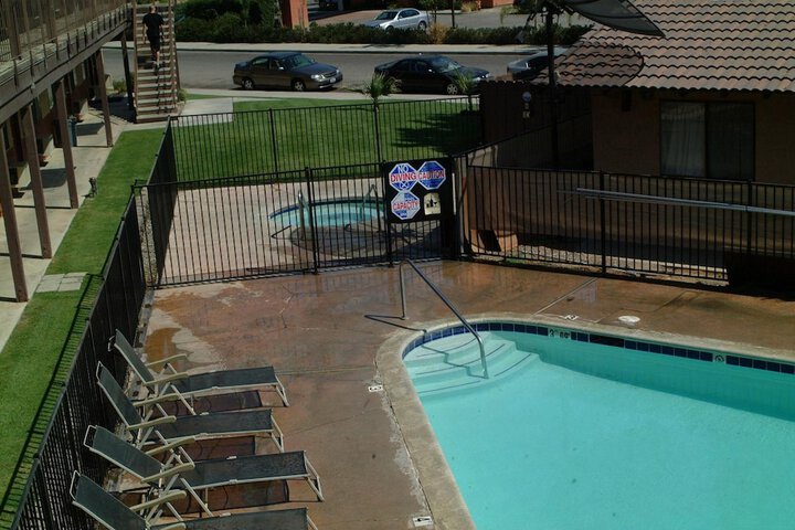 Pool 10 of 40