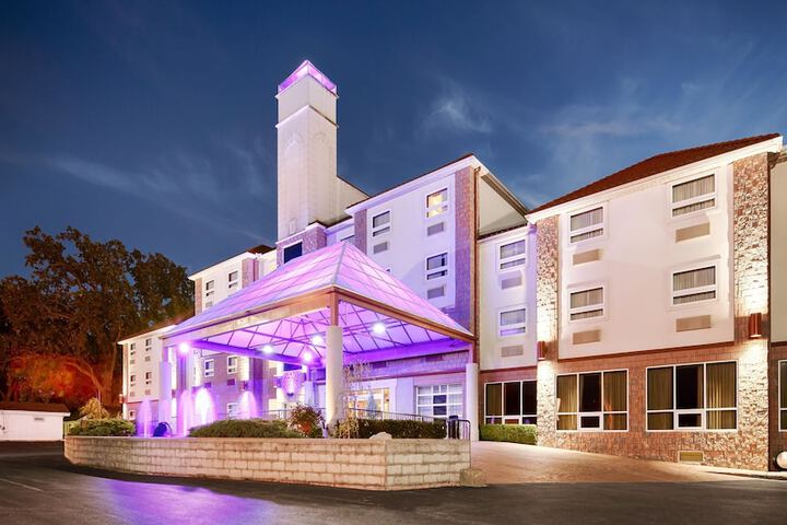 Best Western Plus Sandusky Hotel & Suites