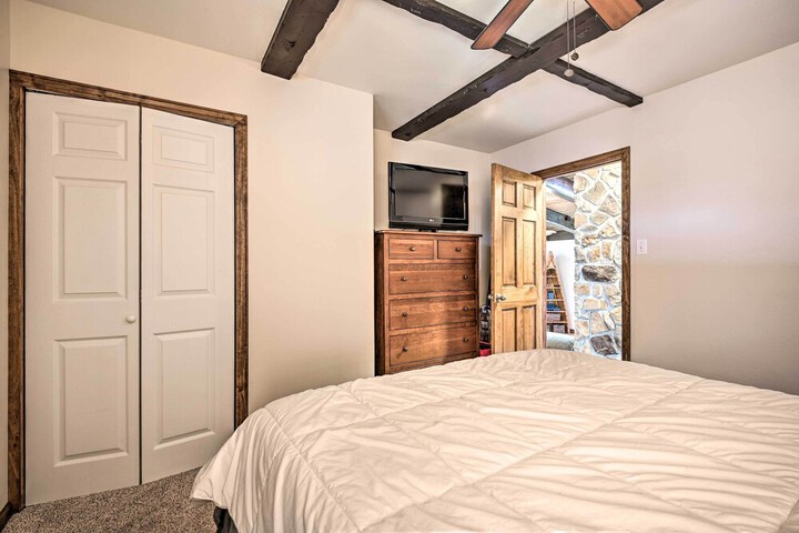 Indian Lake Retreat w / Wet Bar & Covered Deck