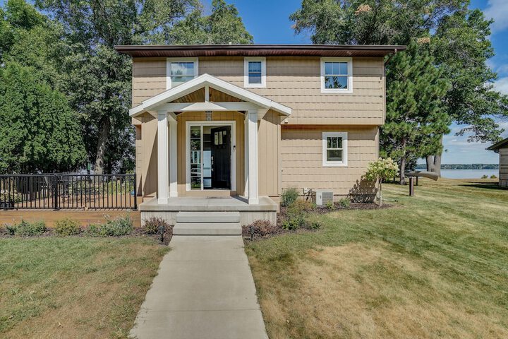 Lakefront Chippewa Falls Haven w / Private Deck!