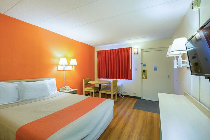Room 28 of 49
