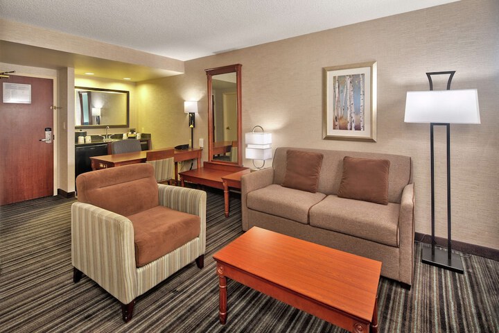 Lounge 38 of 42