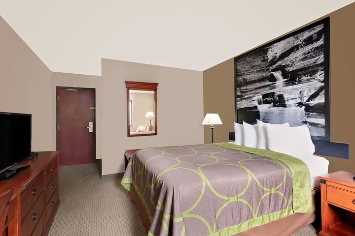 Room 10 of 28
