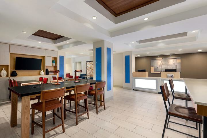 Holiday Inn Express & Suites Shawnee by IHG