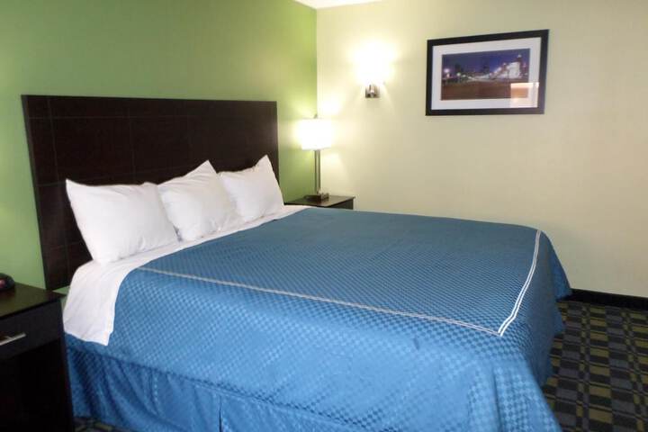 Travelodge by Wyndham Cleveland Lakewood