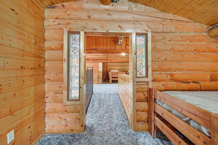Roomy Log Cabin w / Hot Tub Walk to Kenai River!