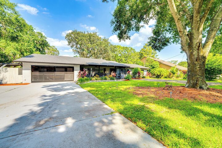 Spacious Tavares Home w / Private Outdoor Oasis!