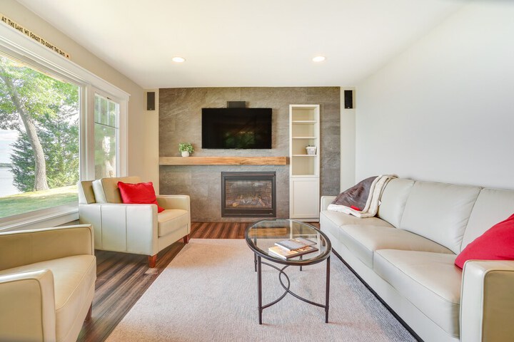 Lakefront Chippewa Falls Haven w / Private Deck!