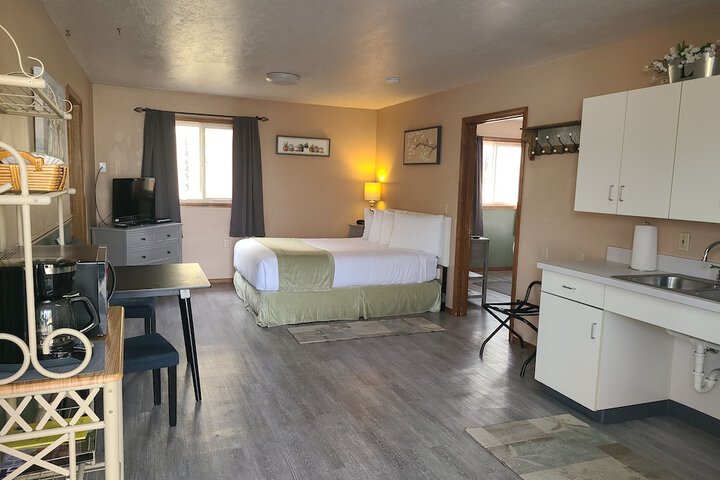 Lamplighter Cabins & Suites