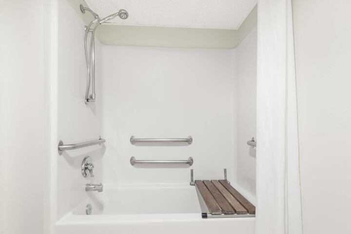 Super 8 by Wyndham Smithville / Kansas City