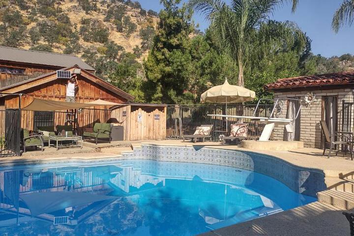 Rustic Rooms Barn Loft (Upstairs Studio Apartment) Near Kings Canyon & Sequoia National Parks
