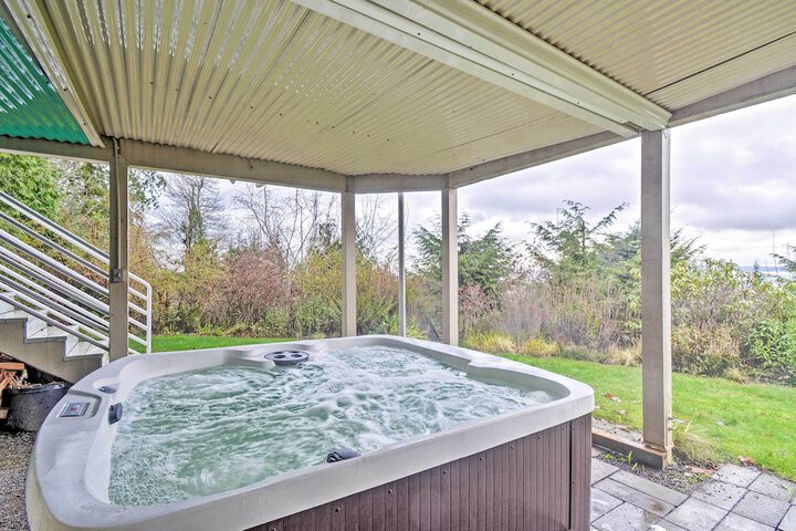 Unique Port Ludlow Home w / 3 Decks & Hot Tub!