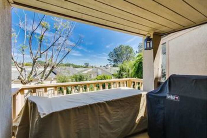 Newly remodeled Beach 2 Br condo by RedAwning