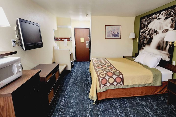 Room 7 of 10