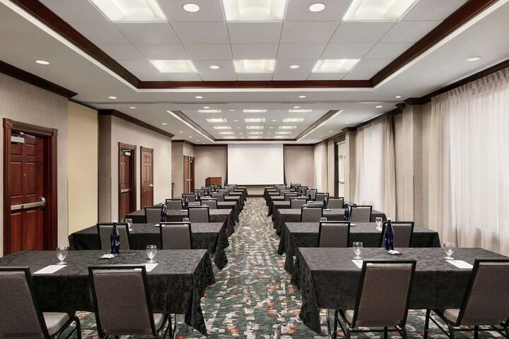 Hampton Inn & Suites Washington-Dulles International Airport