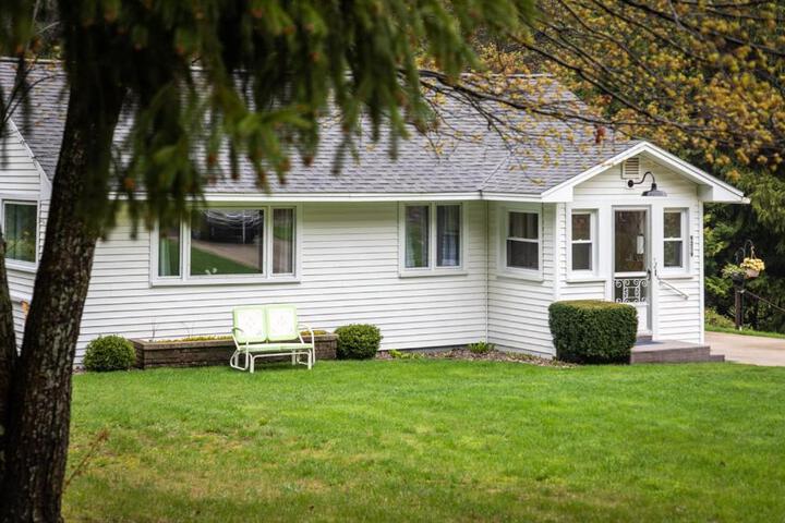 Cedar Creek Cottage Close to Downtown Traverse City Beaches and the TART Trail