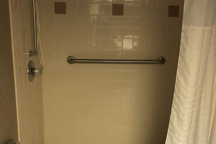 Room 9 of 28