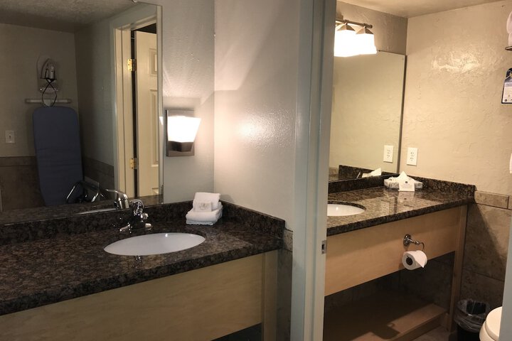 Dinosaur Inn & Suites