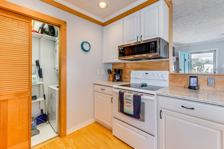 Riverfront Colonial Beach Home w / Private Beach!