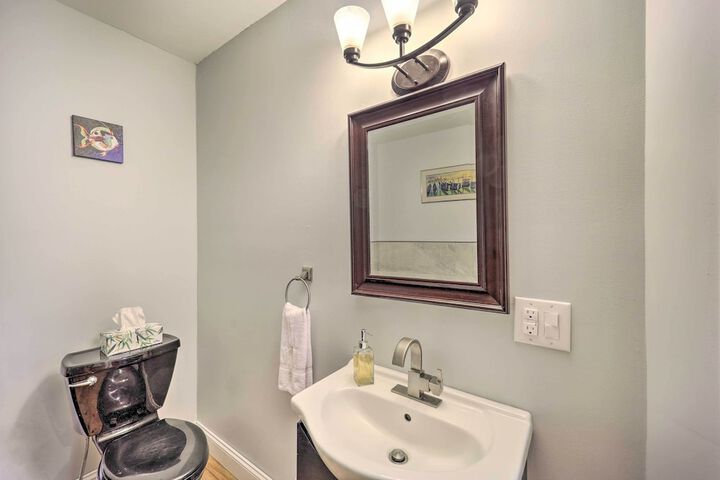 Quiet Studio Escape 2 Mi to Blue Ridge Parkway!