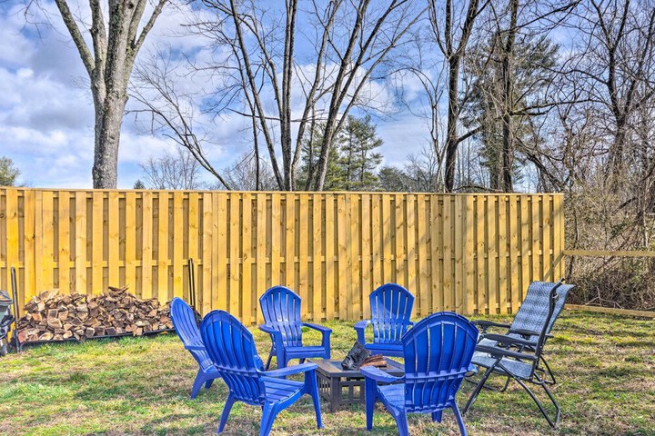 Downtown Brevard Retreat With Fire Pit & Deck!