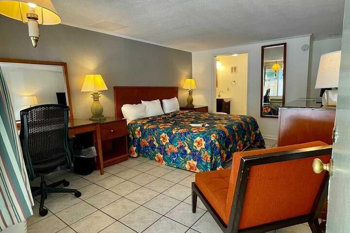 Geneva Hotel & Tiki Bar