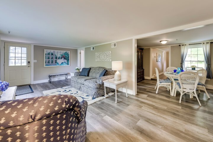 Pistakee Lake Estate w / Boat Dock & Hot Tub!