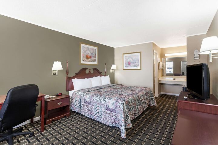 Room 10 of 14