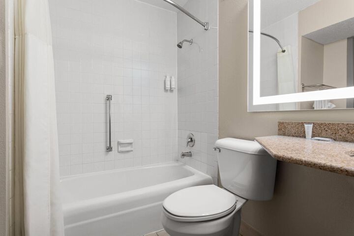 Days Inn and Suites by Wyndham Hammond IN