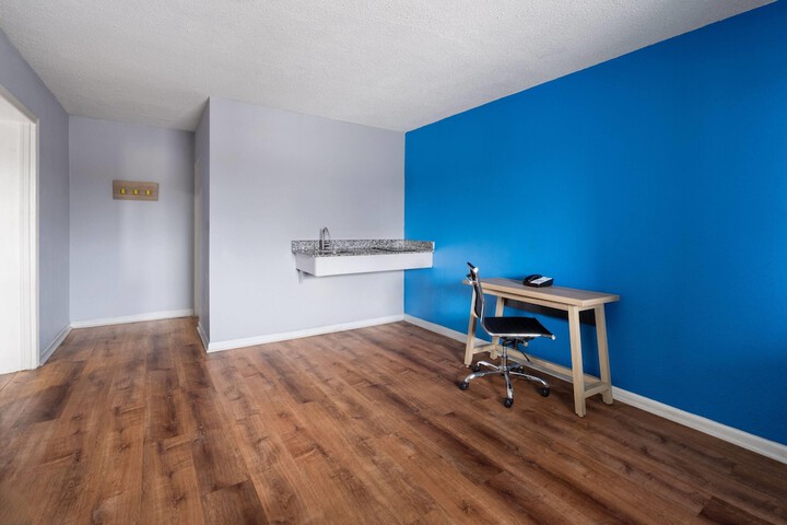 Super 8 by Wyndham Portsmouth - Norfolk