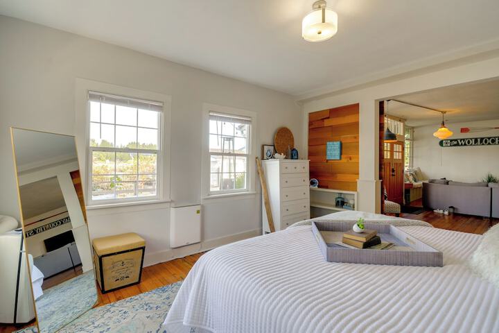 Gig Harbor House w / Private Beach + Views!