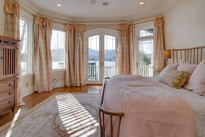 new Lakefront With Canoe Game Room & Boat House!! 5 Bedroom Home