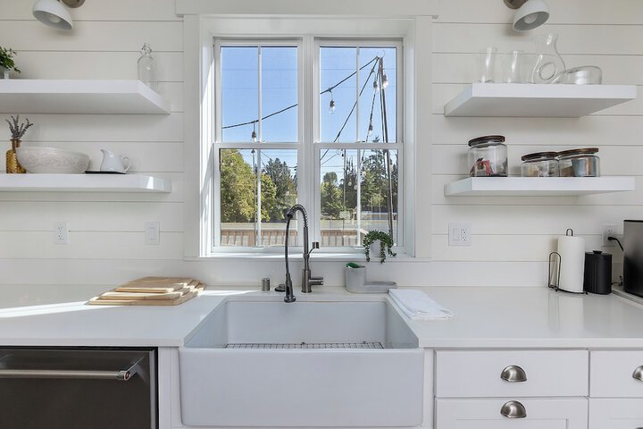 Serene 5BR Farmhouse Retreat Shoreline