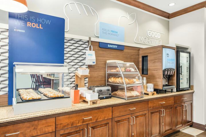 Holiday Inn Express & Suites Wilmington-Newark by IHG