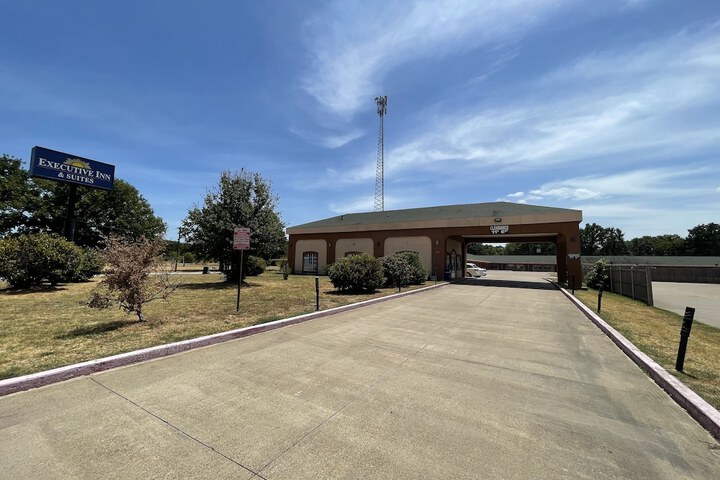 Gun Barrel Executive Inn