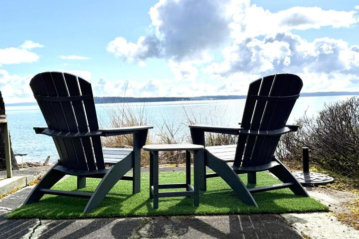 Puget Sound Chic Romantic Cottage with Private Beach Access & Gated Entry