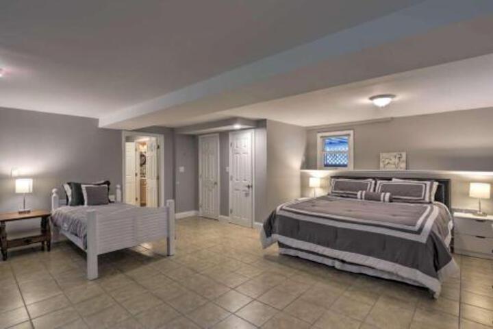 Cozy Quiet Getaway Surrounded by Nature 19 Miles To Downtown Boston
