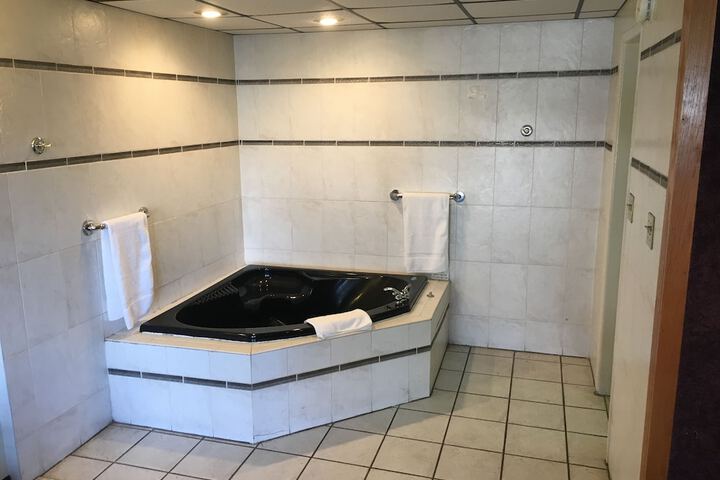 Hot Tub 16 of 19