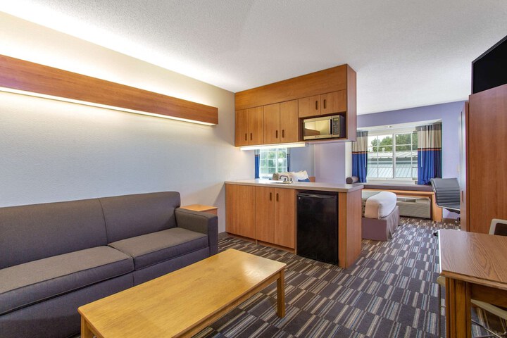Microtel Inn & Suites by Wyndham Lillington / Campbell Univ