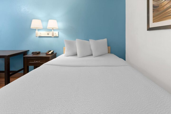 Travelodge by Wyndham Madison Heights MI