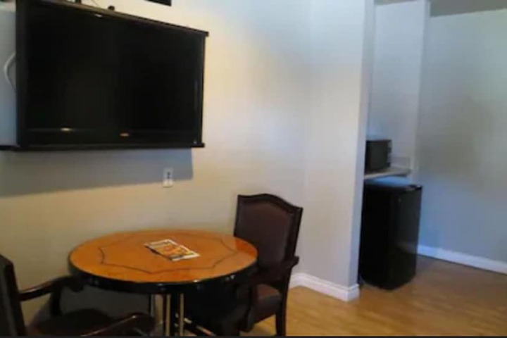 Room 6 of 9